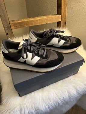 New Balance Black & White Retro-Style woman’s  Sneakers